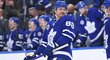 William Nylander se raduje ze svého gólu proti Calgary s Ondřejem Kašem (vpravo)