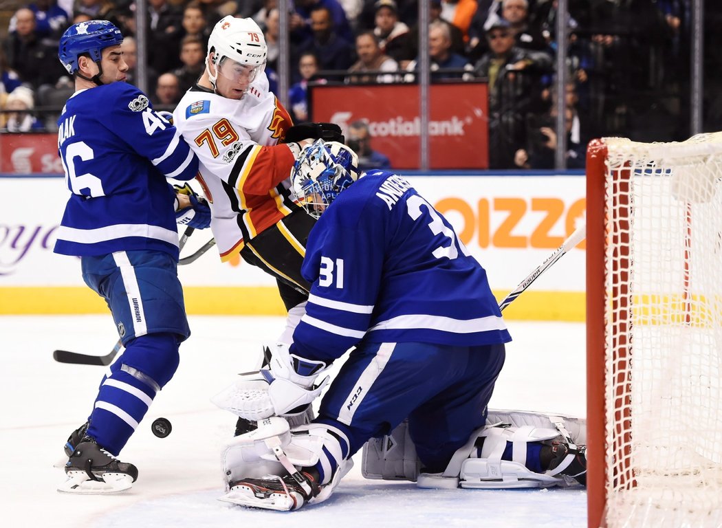 Důrazný souboj před brankou Maple Leafs