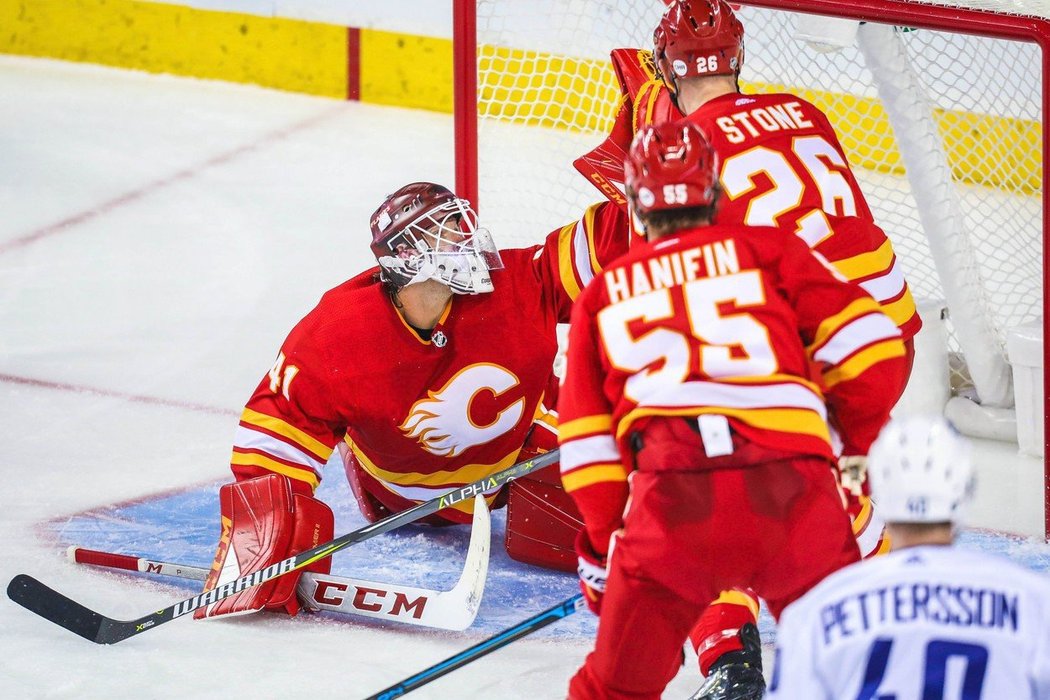 Na straně Calgary inkasoval Mike Smith čtyřikrát po 37 minutách hry, ale nepustil do branky svého náhradníka Davida Ritticha.