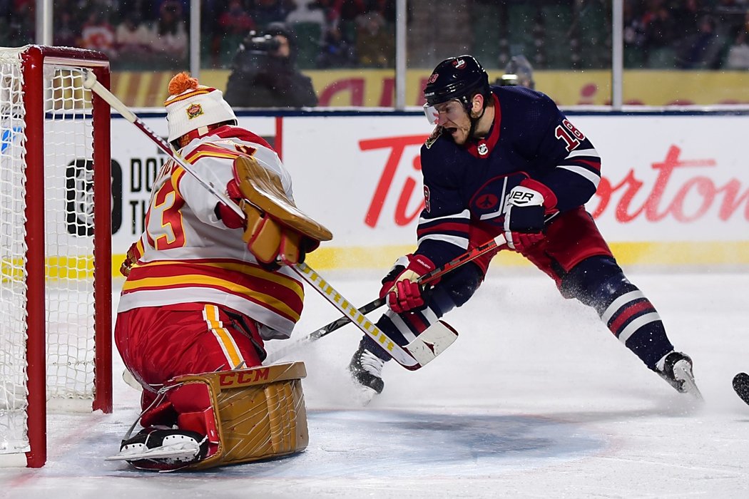 Český brankář David Rittich v zápase pod širým nebem Calgary k výhře nedovedl, jeho tým padl s Winnipegem v prodloužení