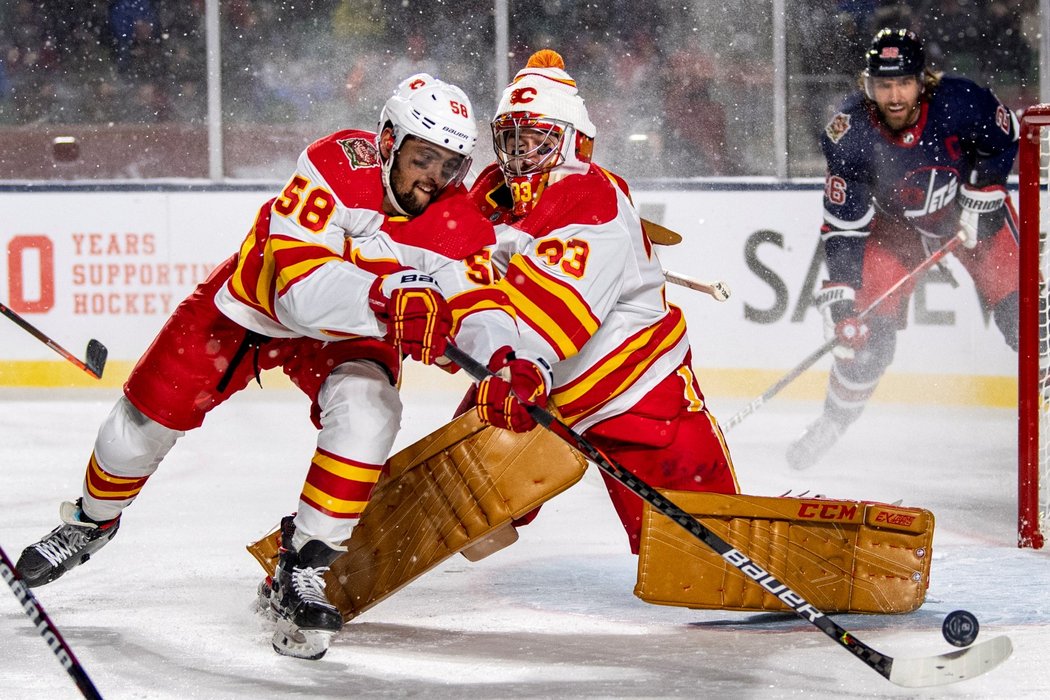 Český brankář David Rittich v zápase pod širým nebem Calgary k výhře nedovedl, jeho tým padl s Winnipegem v prodloužení