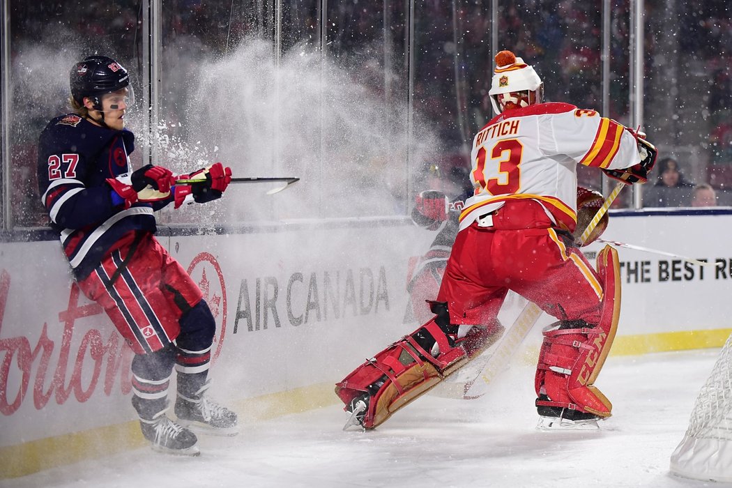 Český brankář David Rittich v zápase pod širým nebem Calgary k výhře nedovedl, jeho tým padl s Winnipegem v prodloužení