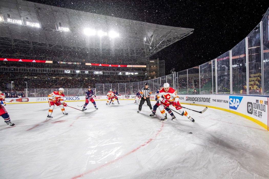 Hokejisté Winnipegu zvítězili v prodloužení v zápase pod širým nebem nad Calgary, v jehož brance nastoupil David Rittich