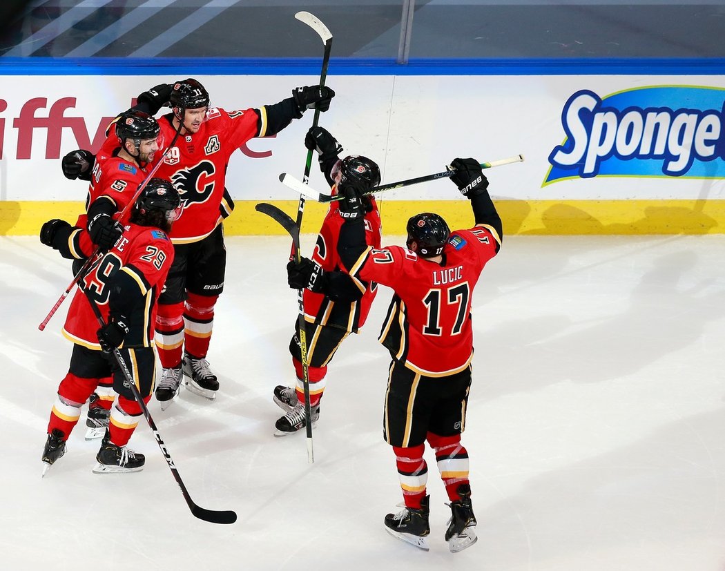 Hokejisté Calgary se radují z první výhry nad Winnipegem.