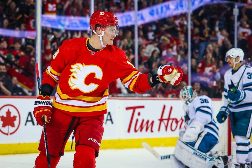 Nikita Zadorov hájí barvy Calgary Flames