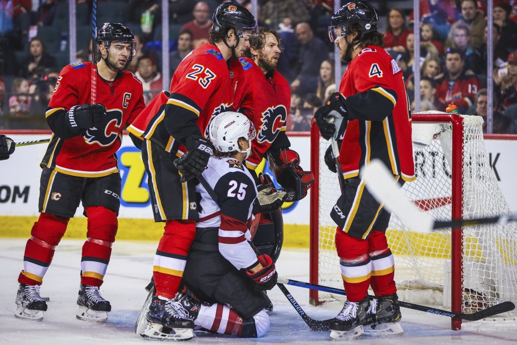 Hokejisté Calgary potvrdili výbornou formu a porazili Arizonu 5:2.