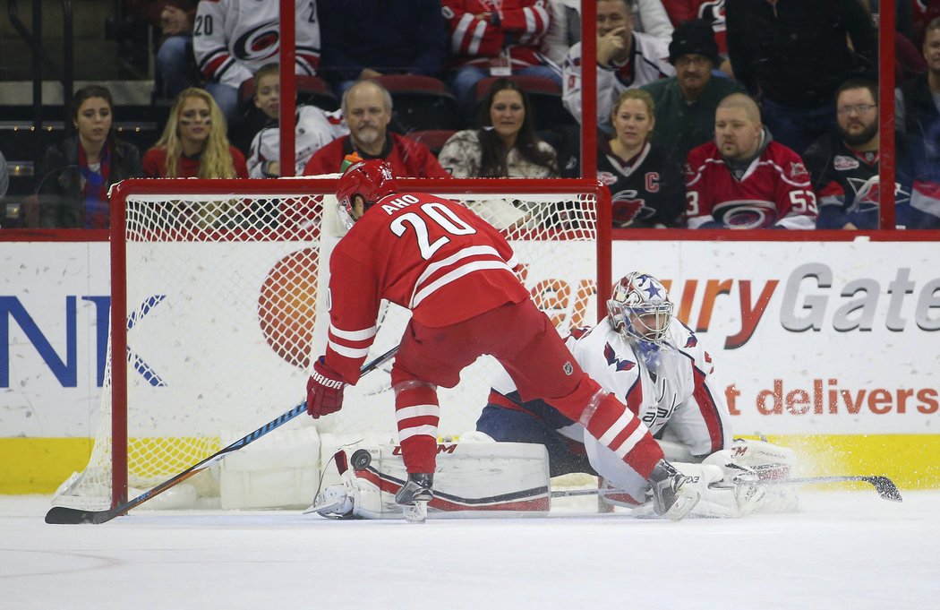 Nováček Sebastian Aho neuspěl v nájezdech proti Philippu Grubauerovi z Washingtonu