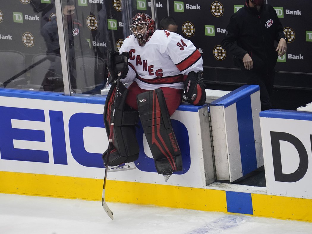 Zklamaný Petr Mrázek. Vítězný gól Patrice Bergerona ze záporného úhlu ho bude mrzet ještě dlouho.