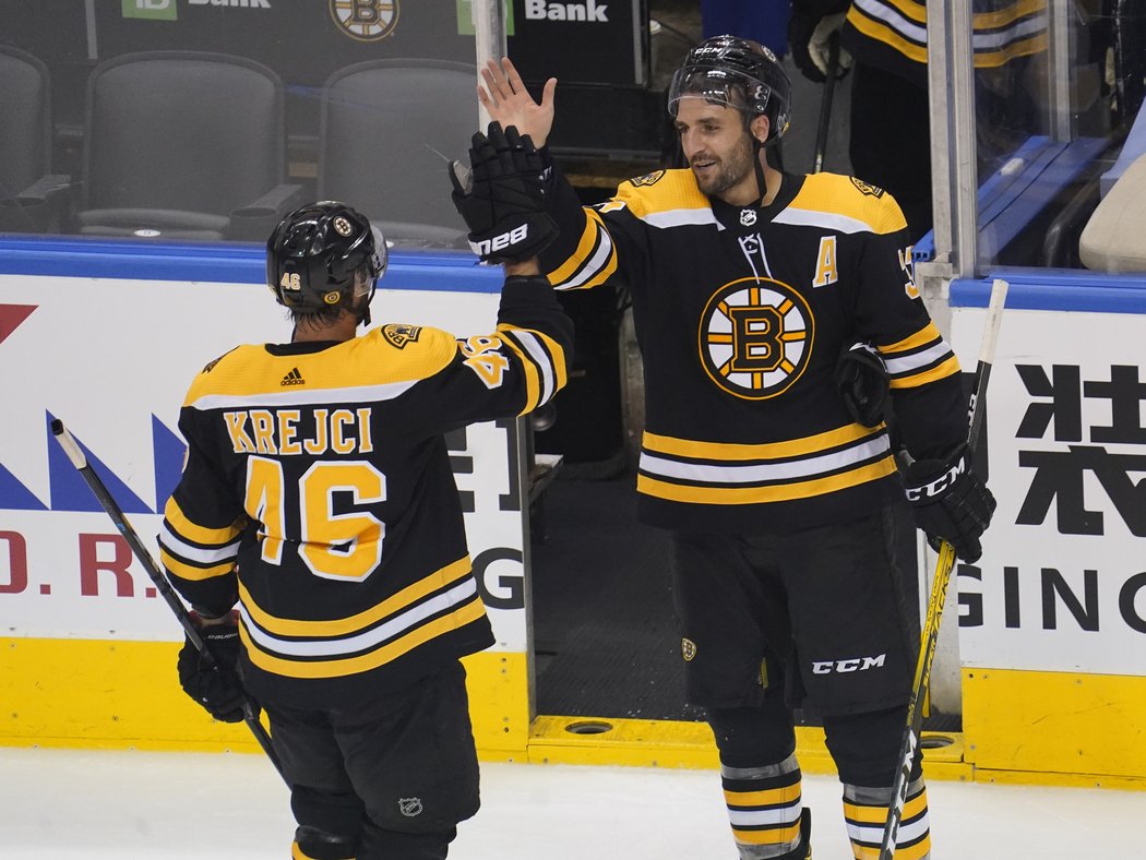 David Krejčí vstřelil gól a na druhý přihrál, David Pastrňák si připsal dvě asistence. Boston je ve druhém kole Stanley Cupu.