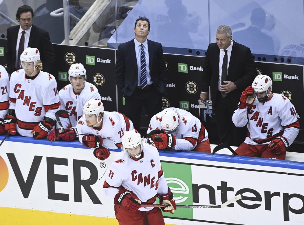 Kdepak, Carolině to proti Bostonu nejde. Vloni Hurricanes vypadli ve finále Východní konference s Bruins 0:4 na utkání, letos se zlepšili o jedinou výhru.