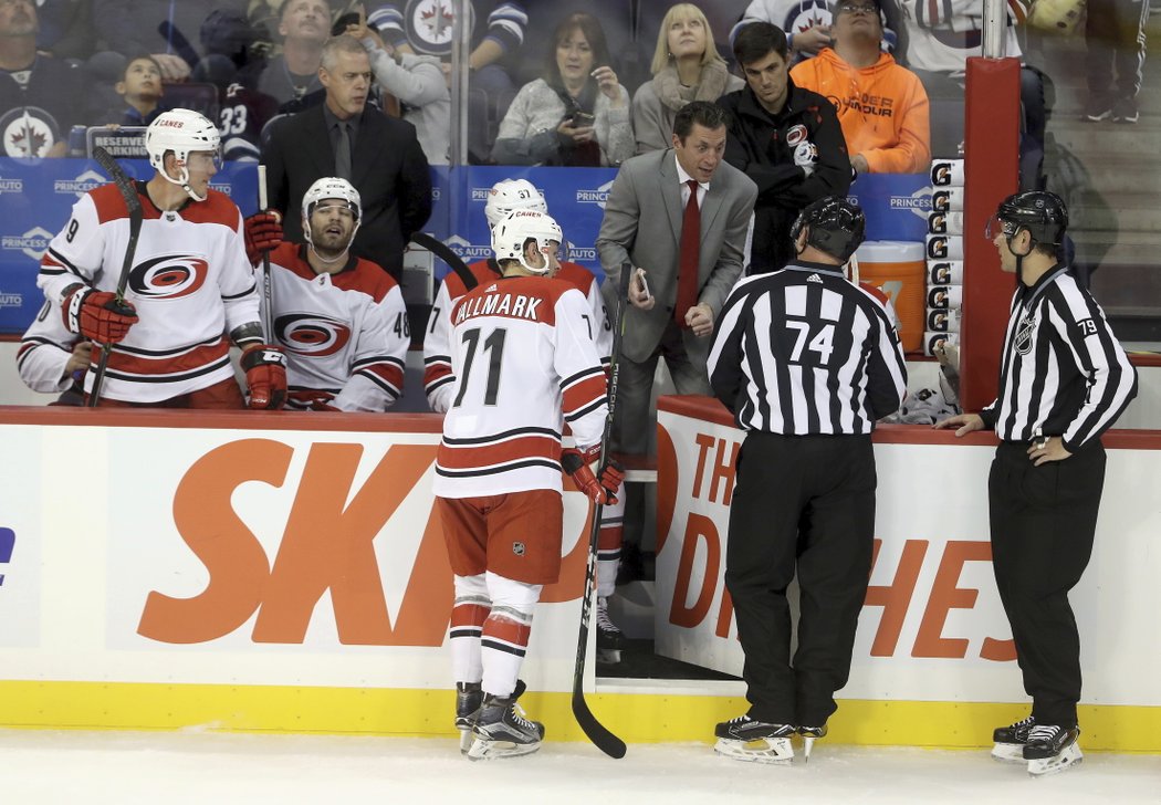 Trenér Rod Brind´Amour si právě něco vyříkává se sudími