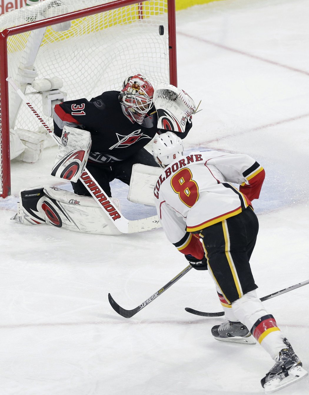 Joe Colborne trefil proti Carolině přesně, nakonec se ale více radoval brankář Eddie Läck