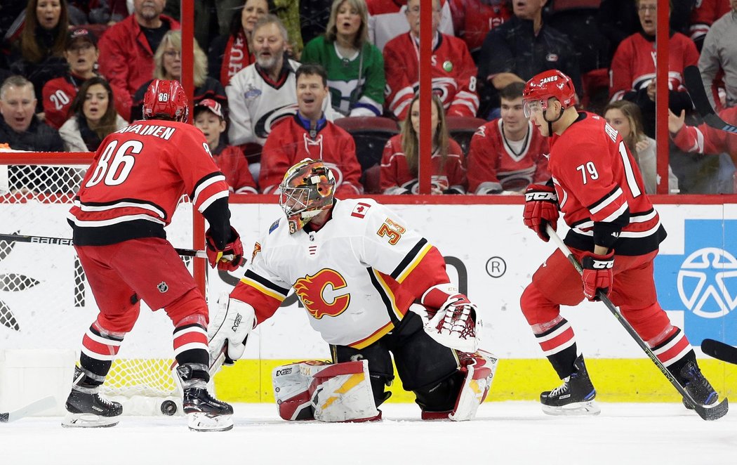 David Rittich sice na ledě Caroliny třikrát inkasoval, i tak vychytal Flames výhru a stal se první hvězdou zápasu