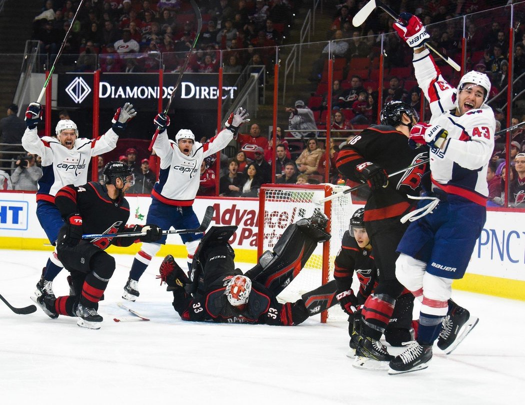 Hráči Capitals oslavují vstřelenou branku Scottu Darlingovi