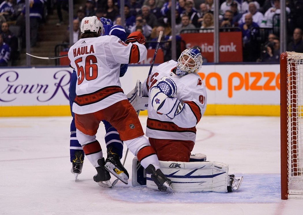 Při zranění dvou gólmanů Caroliny si poprvé v NHL zachytal záložní brankář David Ayres, který pracuje jako rolbař pro Toronto Marlies.