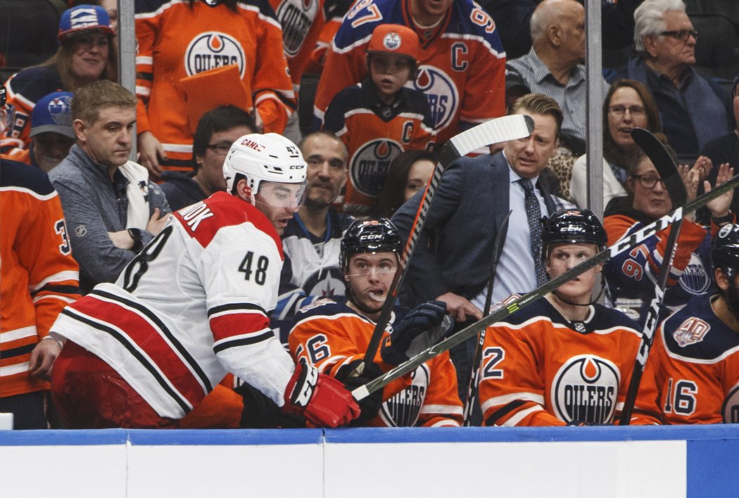 Jordan Martinook z Caroliny se po jednom z hitů ocitl na střídačce Edmontonu