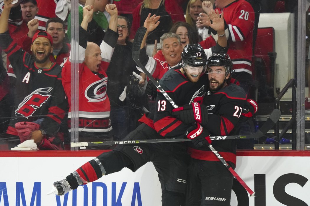 Zkušený obránce Justin Faulk (27) skóroval ve vyřazovací části v kariéře úplně poprvé