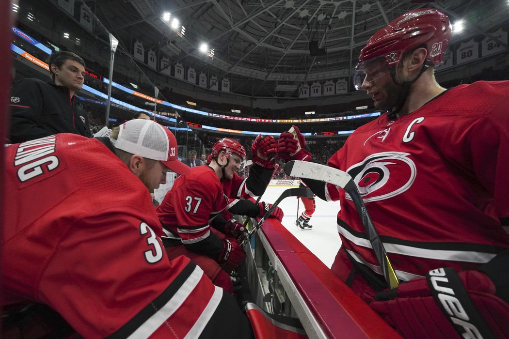 Nováček Warren Foegele dostal po prvním gólu v NHL pochvalu od kapitána Jordana Staala