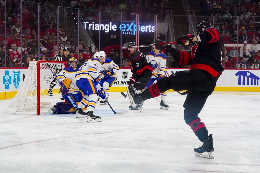 Martin Nečas si při výhře nad Buffalem připsal tři body a v bodování NHL je už pátý