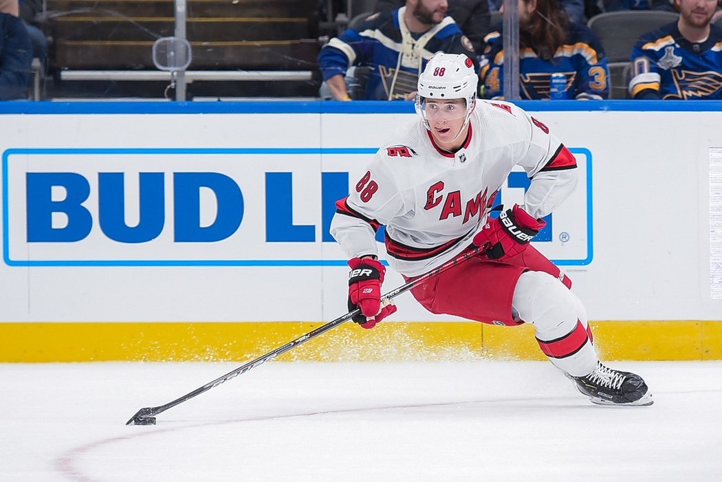 Martin Nečas v první regulérní sezoně v NHL zesílil a zmužněl. Jednou se chce stát lídrem Carolina Hurricanes