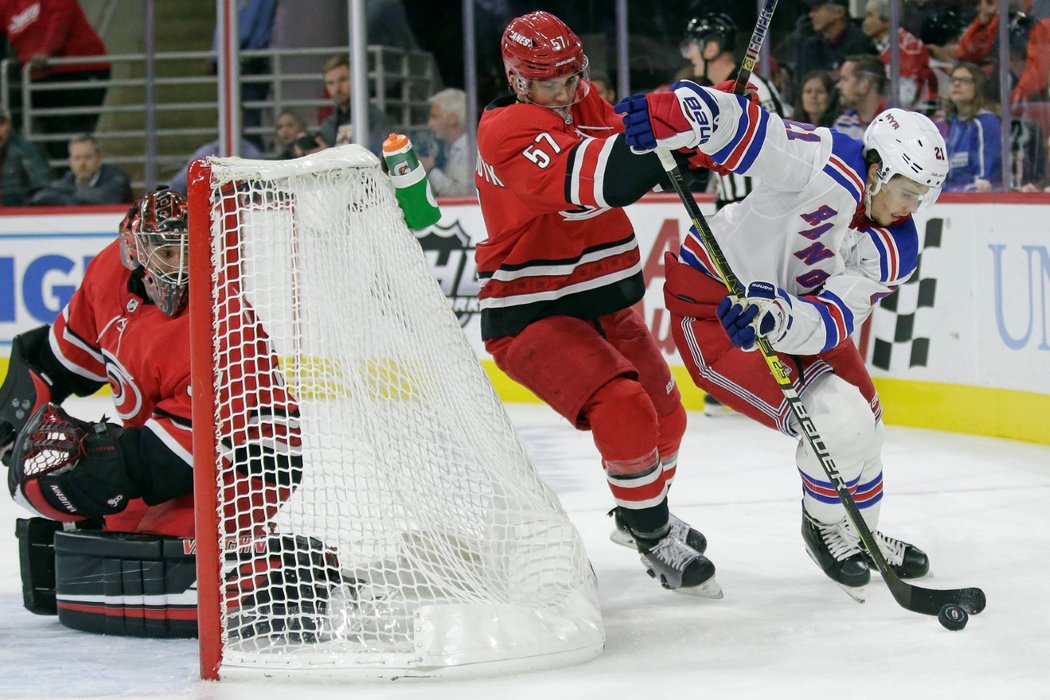 Petr Mrázek sledoval přes svou klec, co s pukem vymyslí útočník Brett Howden z Rangers