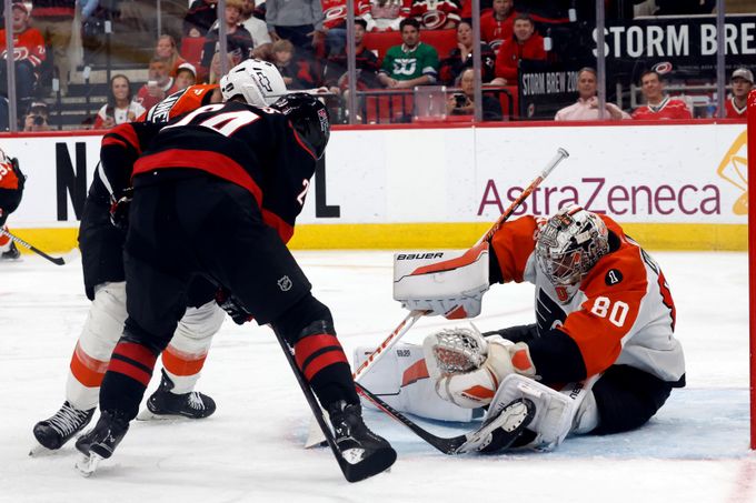 Philadelphia přes čtyřicet zákroků Vladaře znovu prohrála s Carolinou. Padl i Anaheim Philadelphia přes čtyřicet zákroků Vladaře znovu prohrála s Carolinou. Padl i Anaheim