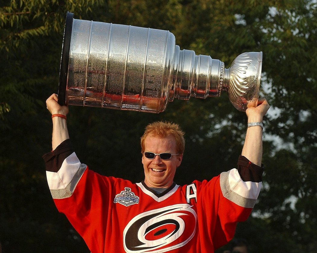 Glen Wesley zvedá nad hlavu Stanley Cup během vítězných oslav Caroliny