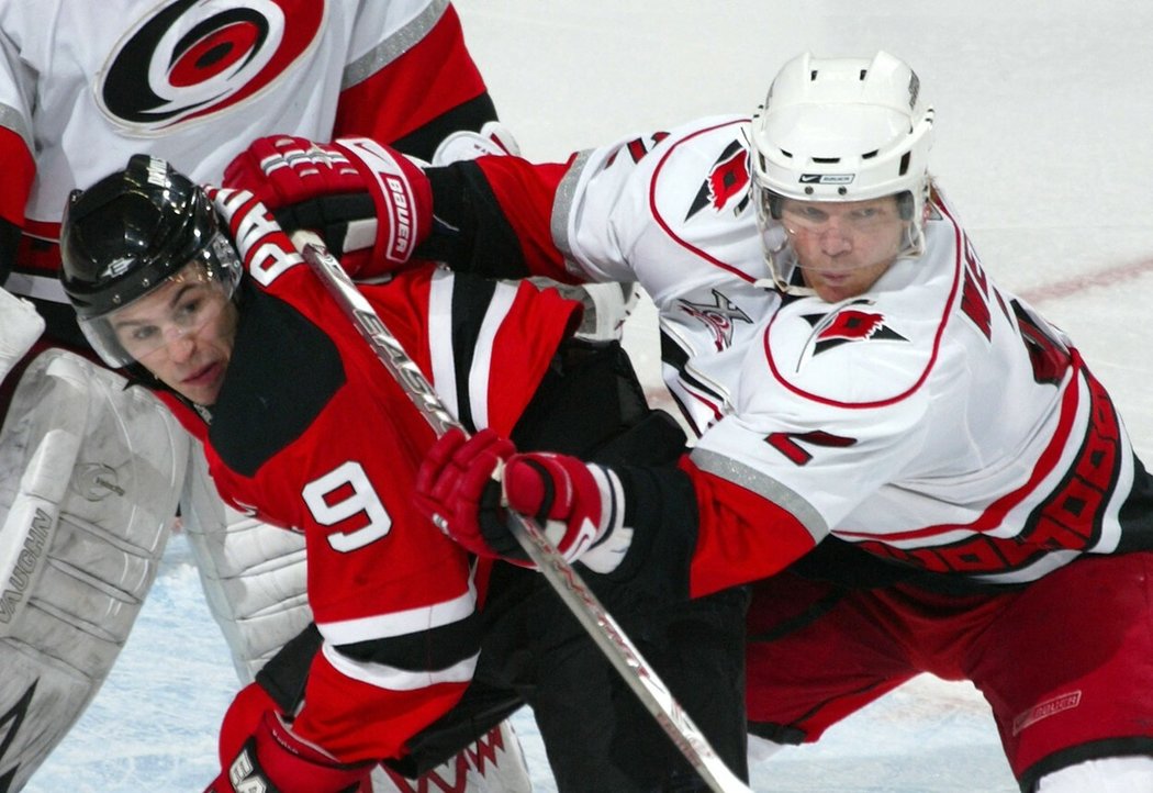 Glen Wesley (vpravo) patří mezi největší legendy Carolina Hurricanes