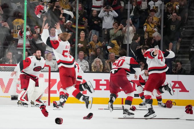 Stanley Cup pro Carolinu! Hertl nemohl uvěřit, jakou šanci nedal. Slzy v očích kapitána Stanley Cup pro Carolinu! Hertl nemohl uvěřit, jakou šanci nedal. Slzy v očích kapitána