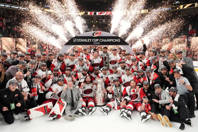 Stanley Cup pro Carolinu! Hertl nemohl uvěřit, jakou šanci nedal. Slzy v očích kapitána Stanley Cup pro Carolinu! Hertl nemohl uvěřit, jakou šanci nedal. Slzy v očích kapitána