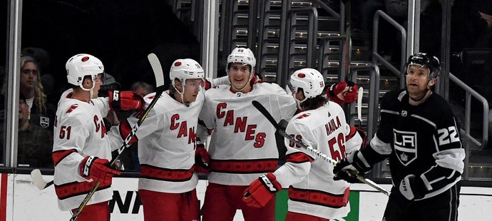 Hokejový útočník Martin Nečas rozhodl v NHL vítěznou brankou o výhře Caroliny 2:0 v Los Angeles.