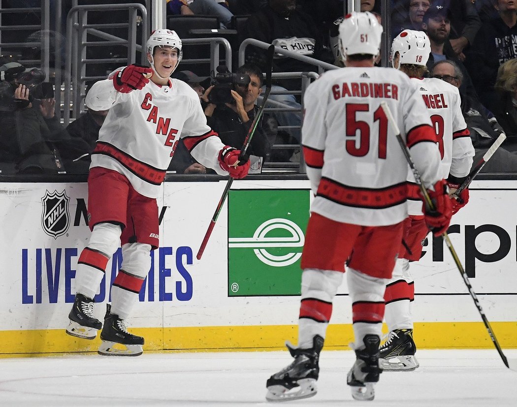 Hokejový útočník Martin Nečas rozhodl v NHL vítěznou brankou o výhře Caroliny 2:0 v Los Angeles.