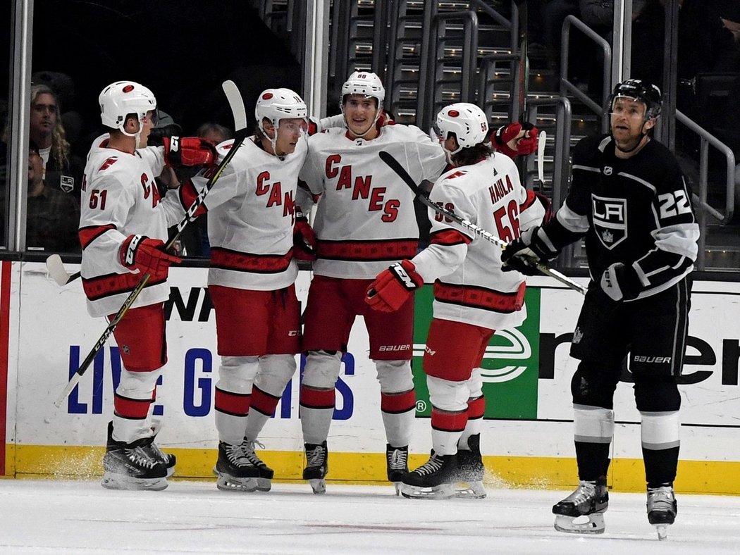 Hokejový útočník Martin Nečas rozhodl v NHL vítěznou brankou o výhře Caroliny 2:0 v Los Angeles.