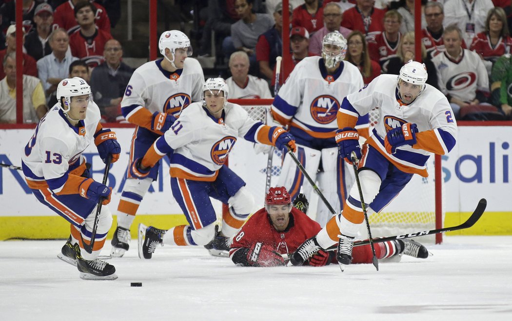 Jordan Martinook se ocitl v pořádném obležení hráčů Islanders