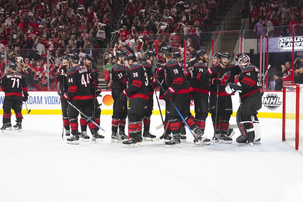 Hurricanes dál šokují hokejový svět, mezi nejlepší 4 postoupili hladce