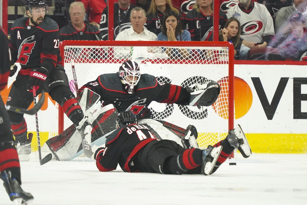 Curtis McElhinney se právě chystá zasáhnout