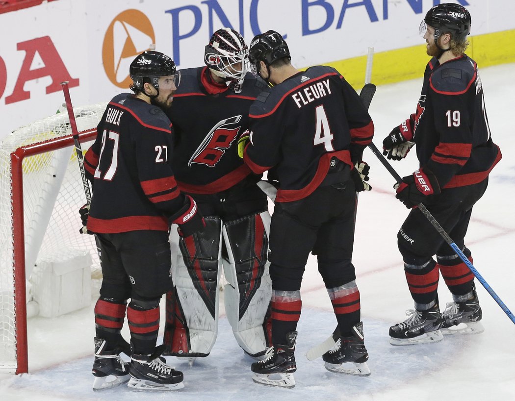 Veterán Curtis McElhinney přijímá gratulace k první výhře v play off v kariéře