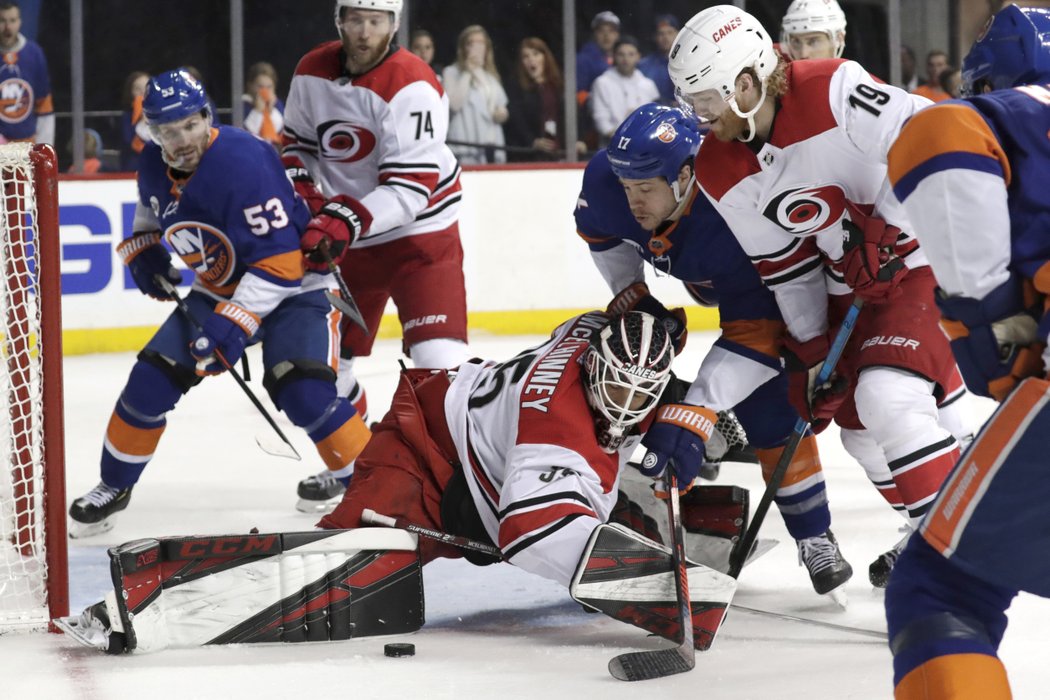 Curtis McElhinney odchytal 33 minut a 33 vteřin a chytil všech 17 střel