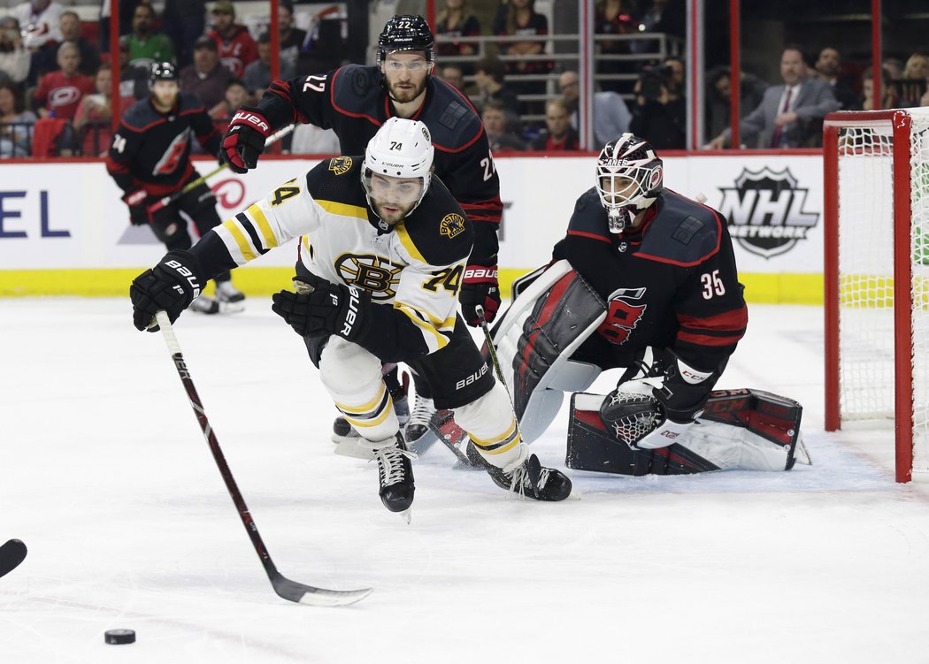 Curtis McElhinney nahradil Petra Mrázka a pochytal 29 střel