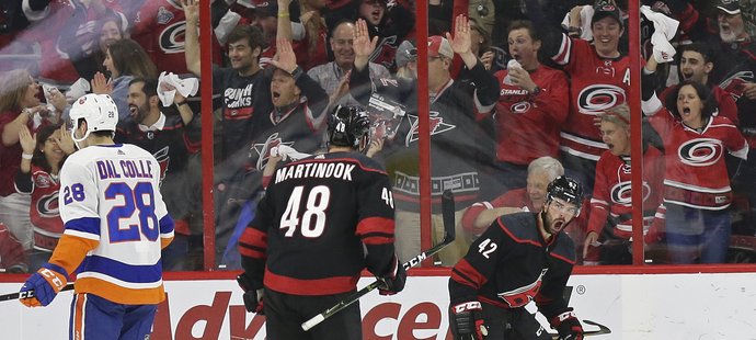 Greg McKegg slaví svůj vůbec první gól v play off, který se nakonec ukázal jako vítězný