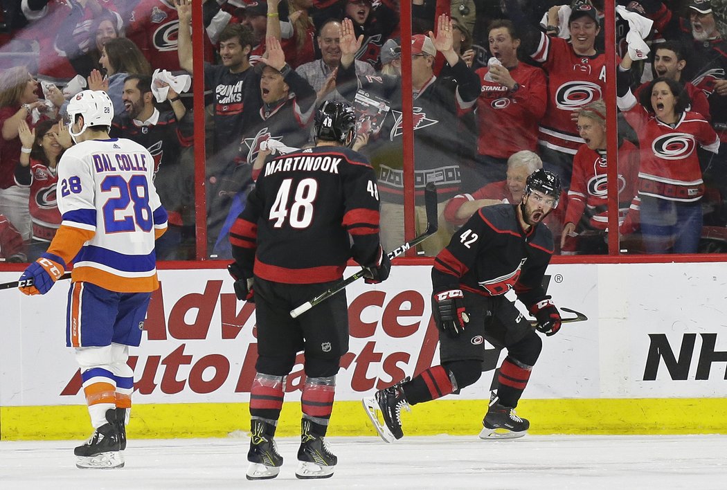 Greg McKegg slaví svůj vůbec první gól v play off, který se nakonec ukázal jako vítězný