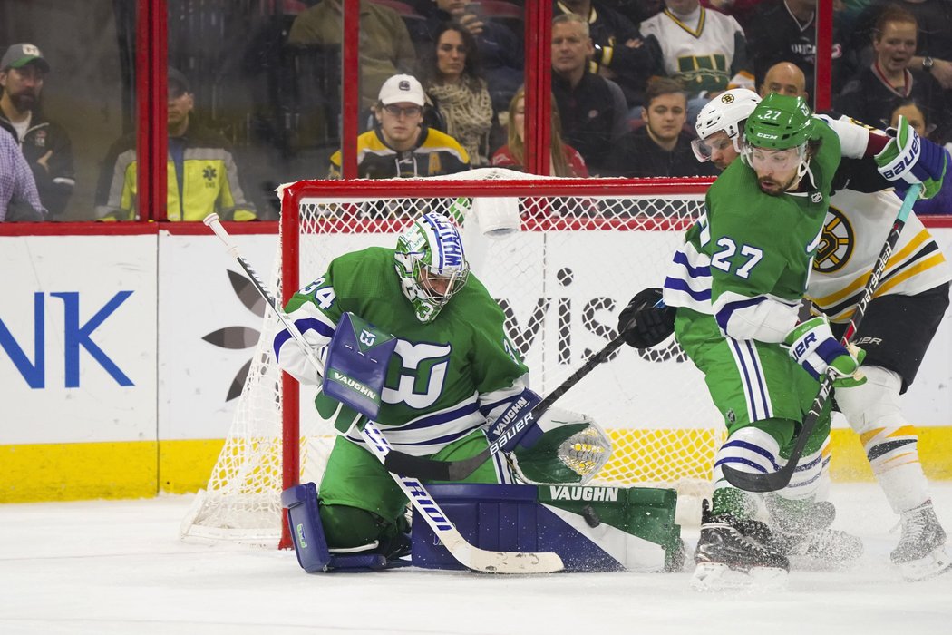 Petr Mrázek pochytal 27 střel Bostonu