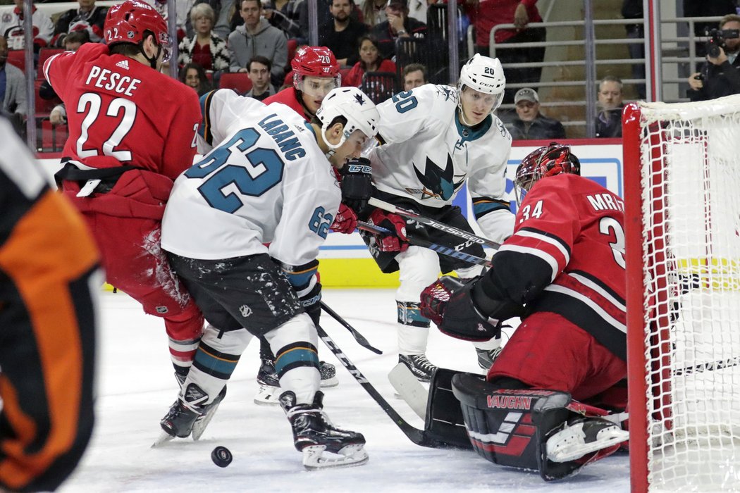 Petr Mrázek předvedl proti San Jose 28 úspěšných zákroků a v nájezdovém rozstřelu vychytal všechny tři střelce Sharks.