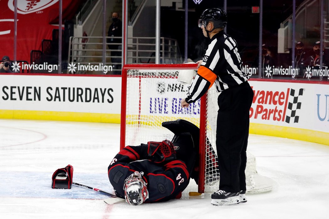 Český gólman Caroliny Petr Mrázek se během utkání NHL nepříjemně zranil