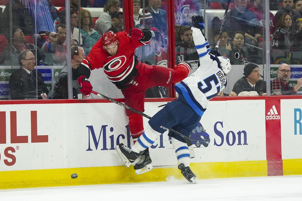 Nino Niederreiter z Caroliny a Gabriel Bourque z Winnipegu v parádním střetu