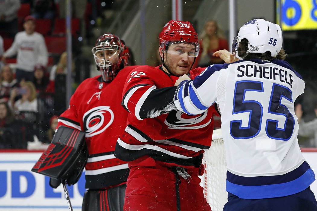 Brett Pesce a Mark Scheifele se pustili do rvačky, Petr Mrázek přihlíží