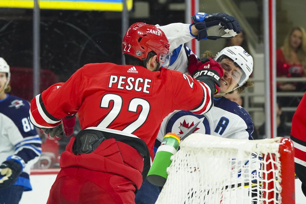 Brett Pesce a Mark Scheifele se pustili do rvačky za brankou Petra Mrázka