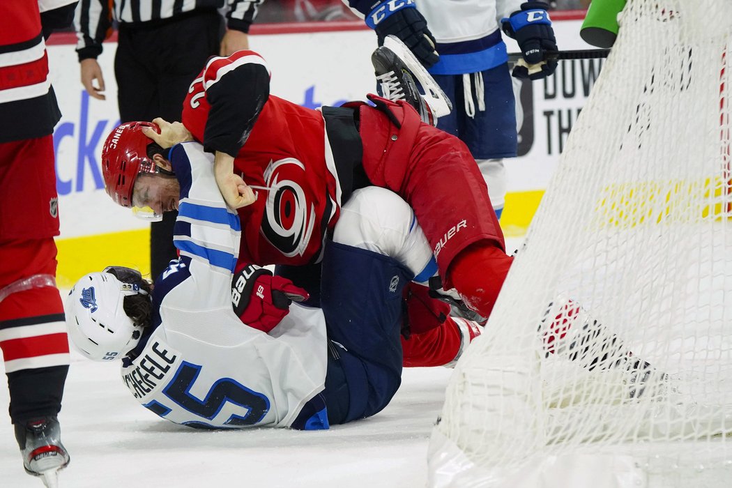 Brett Pesce a Mark Scheifele se pustili do rvačky za brankou Petra Mrázka