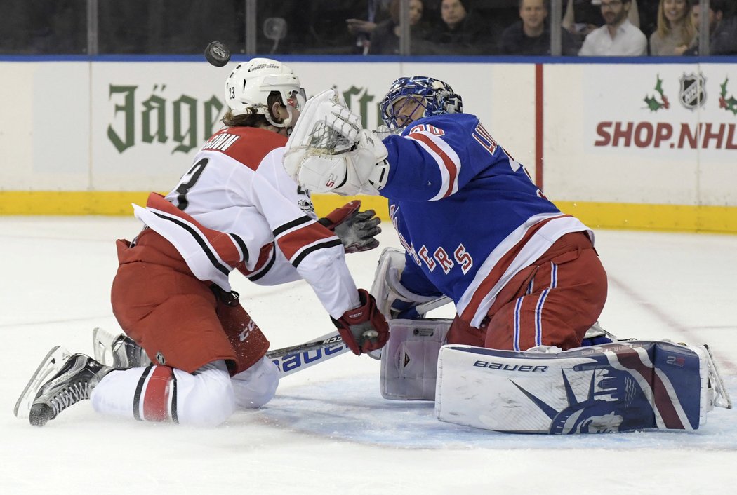 Kromě puků musel Henrik Lundqvist proti Carolině chytit také Brocka McGinna