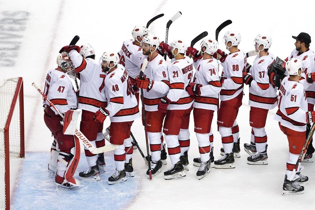 Hokejisté Caroliny porazili New York Rangers 4:1, sérii uzavřeli 3:0 na zápasy a postoupili do 1. kola play off NHL.